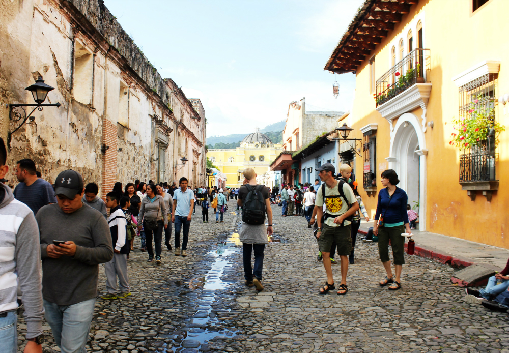 walking-in-streets-antigua-guatemala-charlie-on-travel