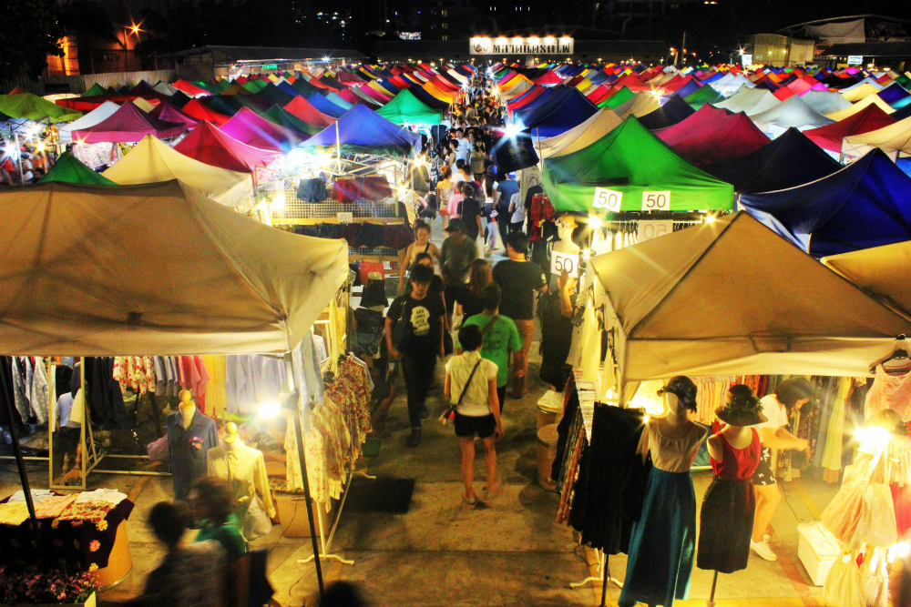Rot Fai Ratchada night market in Bangkok Thailand | Thailand Budget Per Day - Charlie on Travel