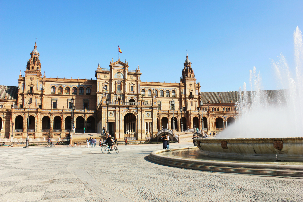 Slow Travel in Seville - Plaza de Espana fountain - Charlie on Travel 1200