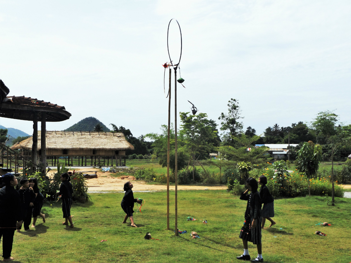 Tai Dam Village Thailand Loei Province - hoop game - Charlie on Travel