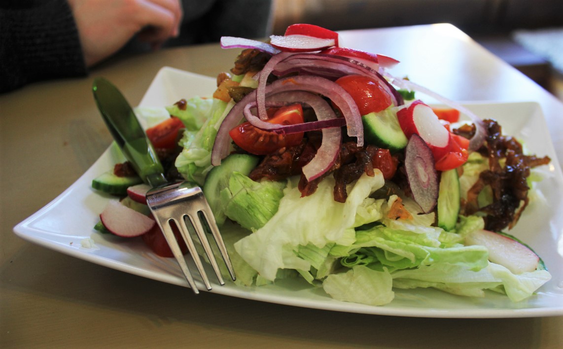 Vegan in Bansko - Salad at Le Retro - Charlie on Travel