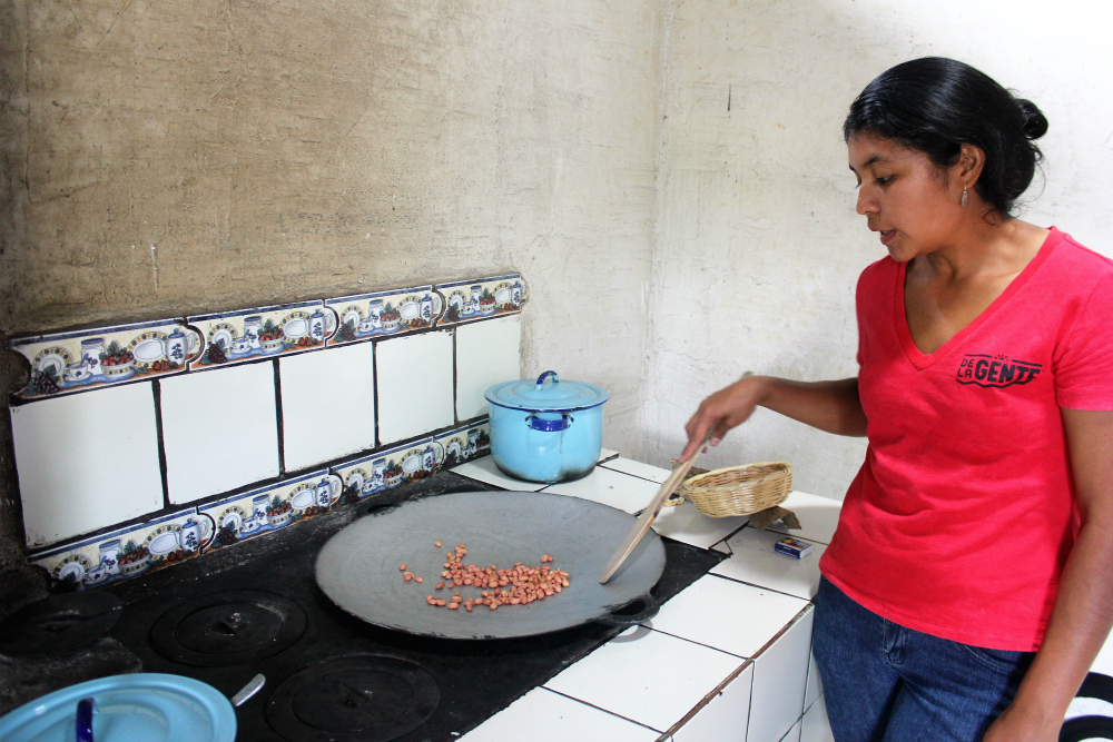 peanut-butter-workshop-with-lidia-antigua-guatemala-charlie-on-travel